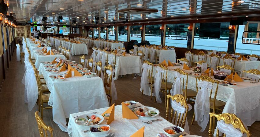 ANNELER GÜNÜNE ÖZEL BOĞAZDA TEKNE TURU-ORTAKÖY-VENEZİA OUTLET AVM