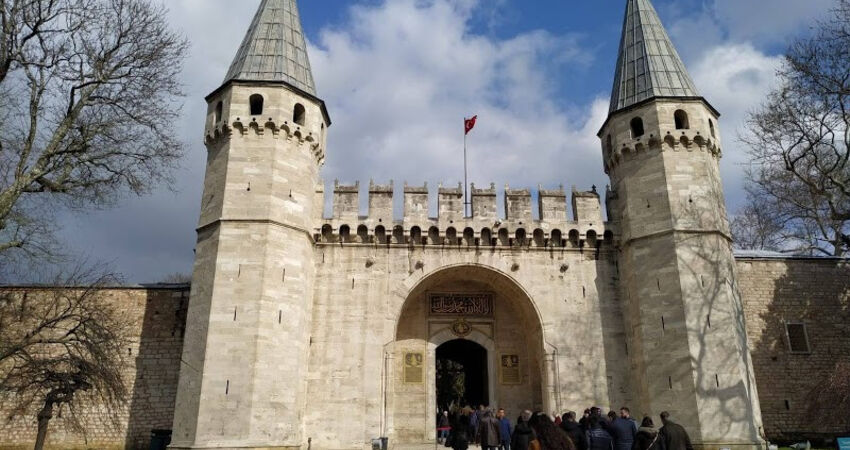 İSTANBUL TARİHİ YARIMADA TOPKAPI-AYASOFYA-YEREBATAN-SULTANAHMET-GÜLHANE TURU(14 HAZİRAN 2026)